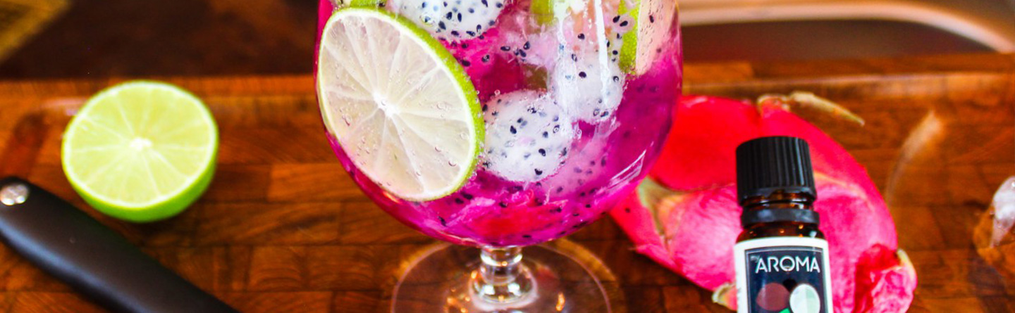 Exotischer Cocktail mit Drachenfrucht und Kokosnuss.