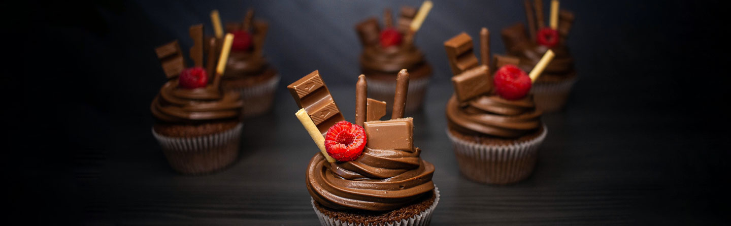 Schoko Muffins mit Vanille-/Himbeer Frosting